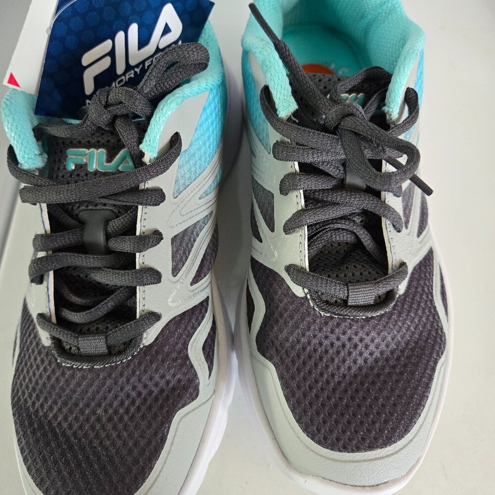 NWT: Fila memory foam woman's size 7 sneaker